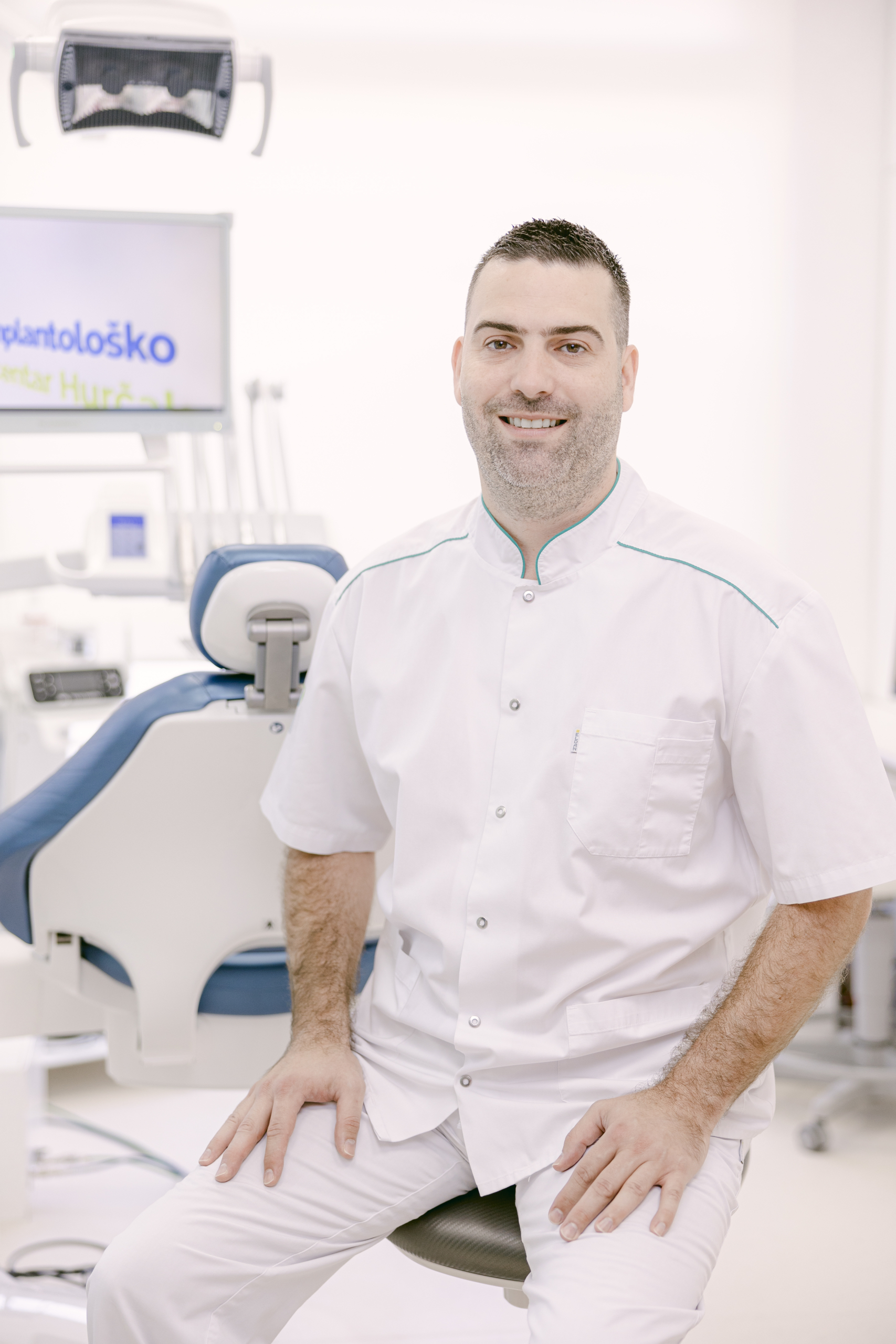 dr.-Ivan-Hurcak-dr.-med.-dent.-MSc-of-Oral-Implantology-implantoloske-terapije-All-on-4-premium-i-Zigoma-protokol